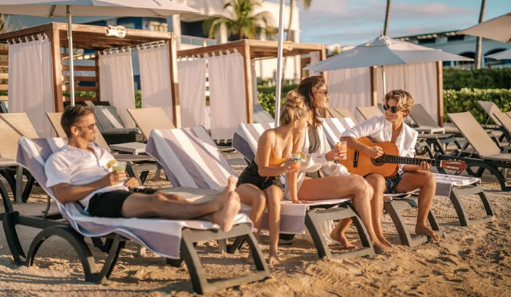 Si julio todavía no tiene planes, acá hay una propuesta difícil de ignorar. Del 2 al 26 de julio, el Hard Rock Hotel Riviera Maya celebra la tercera edición de Summer Like Heaven, su evento anual exclusivo para adultos que convierte casi un mes completo en una experiencia gastronómica, musical y vacacional que va bastante más allá del típico todo incluido. ¿De qué se trata Summer Like Heaven? El evento se realiza en el sector Heaven del resort, el área exclusiva para mayores de edad, y está diseñado para que cada día tenga algo especial. Durante 25 días, los huéspedes tendrán acceso a una agenda renovada que incluye experiencias gastronómicas con chefs invitados, activaciones temáticas, entretenimiento en vivo, fiestas, espectáculos y actividades wellness. Lo mejor: todo esto es parte del Todo Incluido del resort, sin costo adicional. No importa si se viaja tres noches o una semana completa, la agenda está pensada para que cualquier huésped de Heaven pueda disfrutar el evento en el tiempo que tenga. "Queremos que nuestros huéspedes vivan experiencias memorables, descubran nuevas propuestas gastronómicas, disfruten de espectáculos únicos y regresen a casa con recuerdos que los acompañen para siempre", señala Leonel Reyes, director para América Latina de PAM Hotels. Gastronomía y música como protagonistas Uno de los pilares del evento vuelve a ser la gastronomía. Chefs y especialistas culinarios invitados ofrecerán cenas especiales y experiencias para descubrir nuevos sabores sin moverse del resort. Una propuesta pensada para quienes viajan tanto por la comida como por la playa. La música y el entretenimiento también tienen su espacio central, fiel al sello de Hard Rock. Cada semana del evento trae invitados, shows y actividades distintas, lo que hace que la experiencia sea diferente según cuándo se viaje. El hotel: por qué Riviera Maya es el escenario perfecto Hard Rock Hotel Riviera Maya no es un resort cualquiera. Es una de las propiedades más completas del Caribe, con piscinas, restaurantes temáticos, bares, spa, espacios wellness y playas de aguas cristalinas. El sector Heaven suma a eso una atmósfera pensada exclusivamente para adultos que buscan combinar descanso real con diversión sin límites. Summer Like Heaven aprovecha todo ese contexto para convertir una semana de vacaciones en algo que se recuerda. Y con tres ediciones encima, ya tiene el respaldo de quienes lo vivieron. ¿Cómo reservar? Los viajeros de toda Latinoamérica pueden reservar directamente en el sector Heaven del Hard Rock Hotel Riviera Maya durante las fechas del evento —del 2 al 26 de julio— y acceder a toda la agenda sin cargos extra. Una buena razón para cerrar ese viaje que lleva meses postergado.
