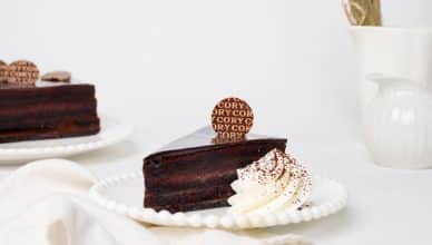 Cory suma la torta Sacher a sus vitrinas