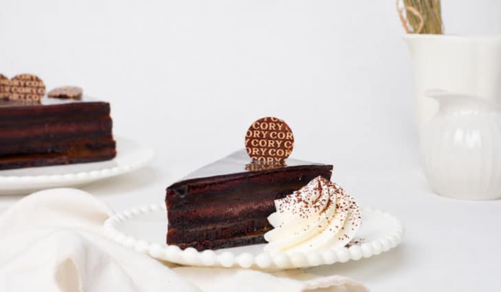 Cory suma la torta Sacher a sus vitrinas